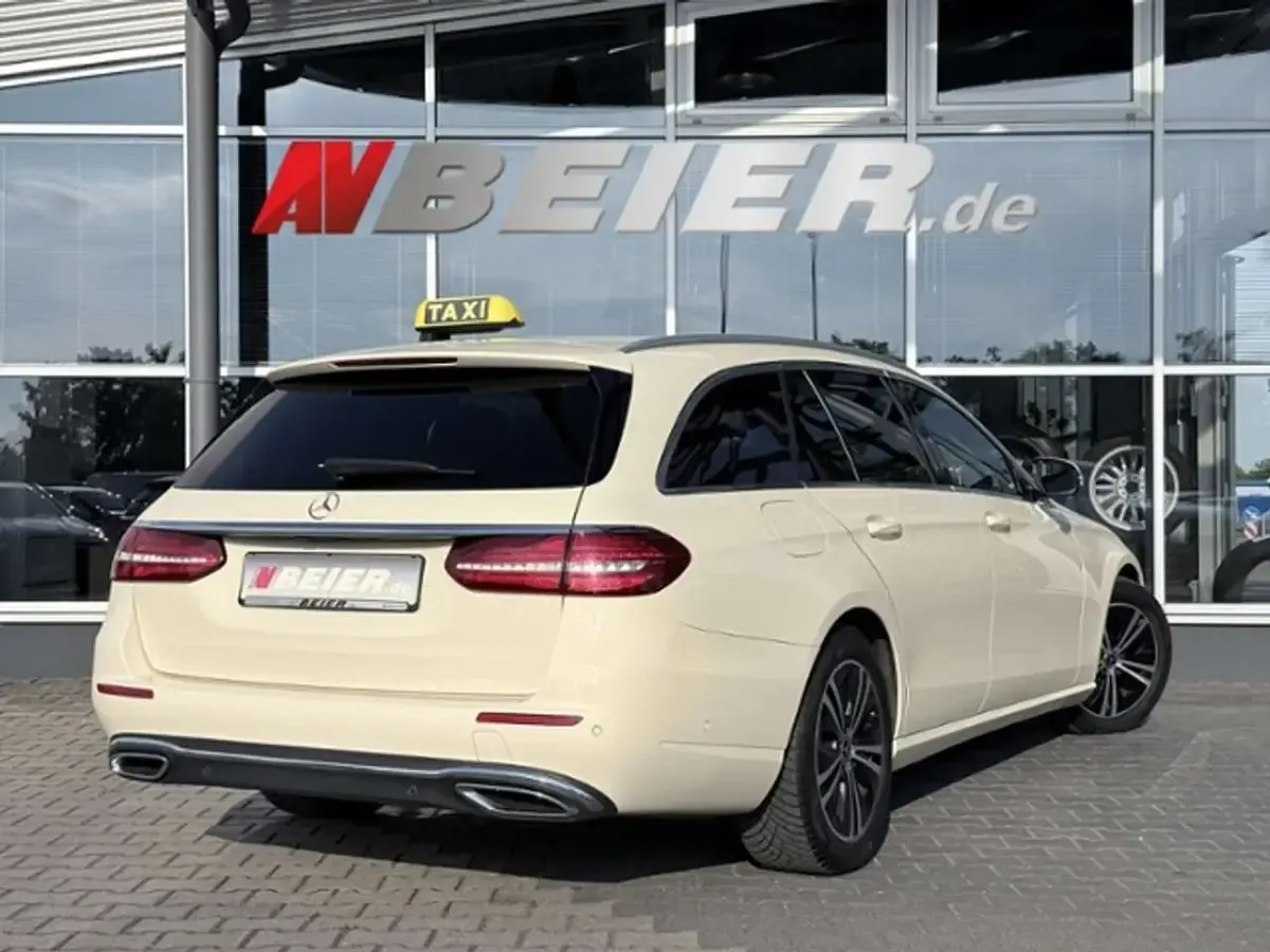 Gebraucht Mercedes E220 194 PS (142 kW) 2021 Hellelfenbein Kombi