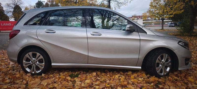 Gebraucht Mercedes B180 Style 122 PS (89 kW) 2017 Silber Van / Kleinbus
