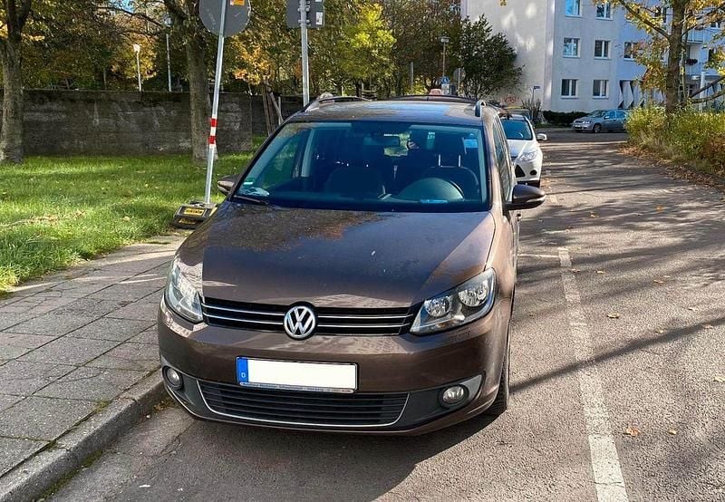 Braun Gebraucht 2011 VW Touran Comfortline Van / Kleinbus | 7.900 € (Fairer Preis) - Bild 1/4
