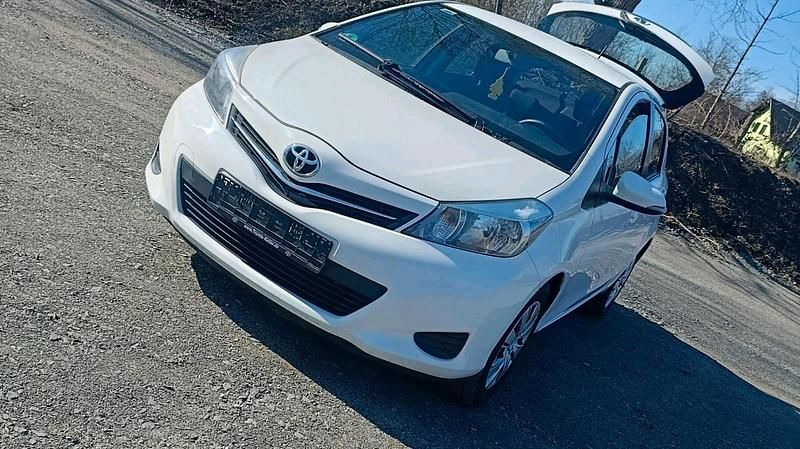 Gebraucht Toyota Yaris 69 PS (50 kW) 2012 Weiß Kleinwagen