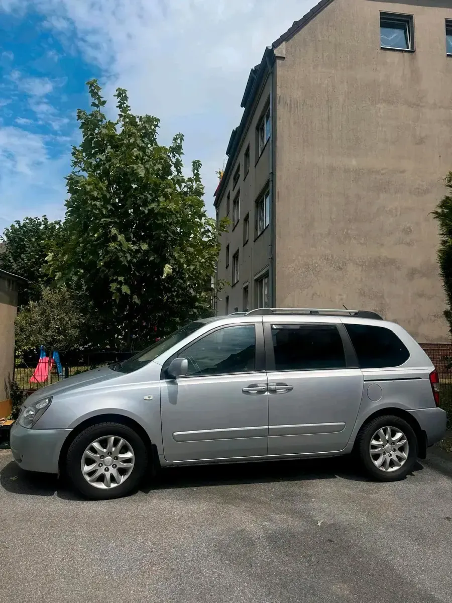 Gebraucht Kia Carnival 194 PS (142 kW) 2009 Silber Van / Kleinbus