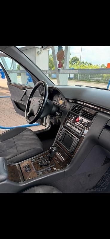 Weiß Gebraucht 2000 Mercedes E270 Avantgarde Limousine | 2.700 € (Fairer Preis) - Bild 1/4