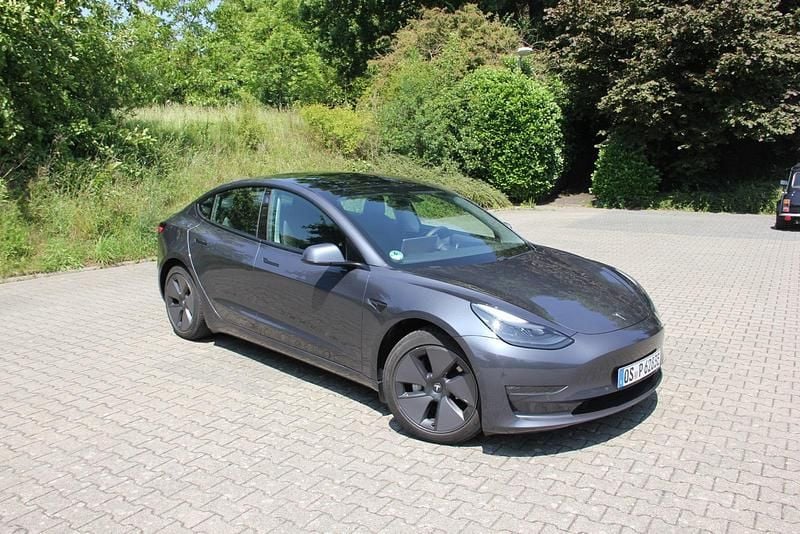 Grau Gebraucht 2021 Tesla Model 3 Long Range AWD Limousine | 25.500 € (Superpreis) - Bild 1/4