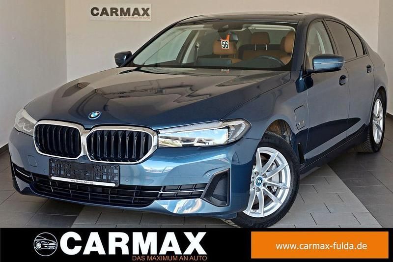 Arctic race blue metallic (metallic) Gebraucht 2022 BMW 530e Shadowline Limousine | 34.800 € (Fairer Preis) - Bild 1/4