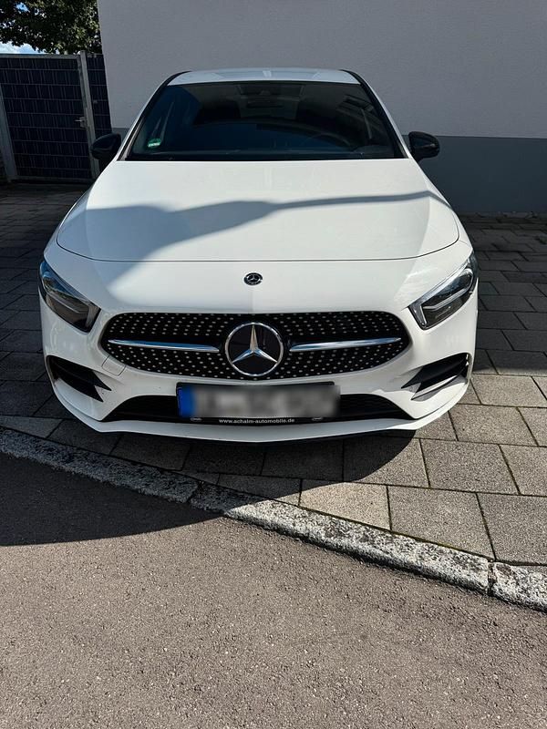 Weiß Gebraucht 2018 Mercedes A200 AMG line Kleinwagen | 24.000 € (Fairer Preis) - Bild 1/4