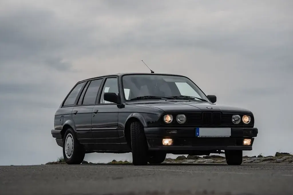 Gebraucht BMW 318 Basis 113 PS (83 kW) 1992 Schwarz Kombi