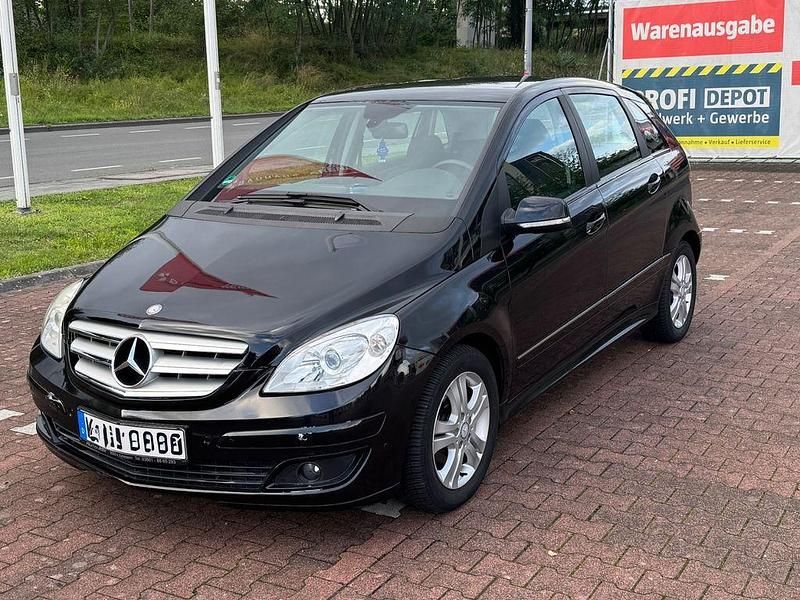Schwarz Gebraucht 2010 Mercedes B180 Van / Kleinbus | 5.990 € (Fairer Preis) - Bild 1/4