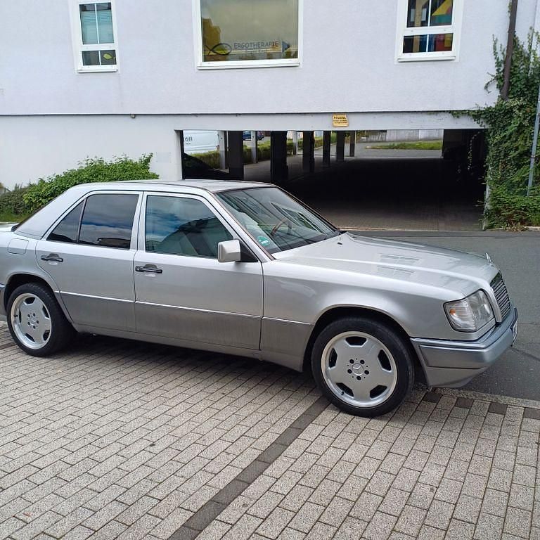 Gebraucht Mercedes 200 75 PS (55 kW) 1994 Silber Limousine