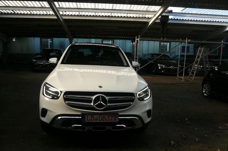 Weiß Gebraucht 2021 Mercedes GLC300e SUV | 32.490 € (Fairer Preis) - Bild 1/4