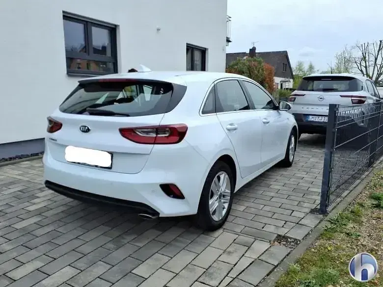 Gebraucht Kia Ceed Comfort 140 PS (102 kW) 2021 Cararraweiss Kleinwagen