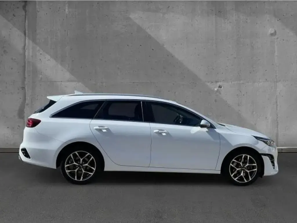 Gebraucht Kia Ceed 141 PS (103 kW) 2022 Cararraweiss Kleinwagen