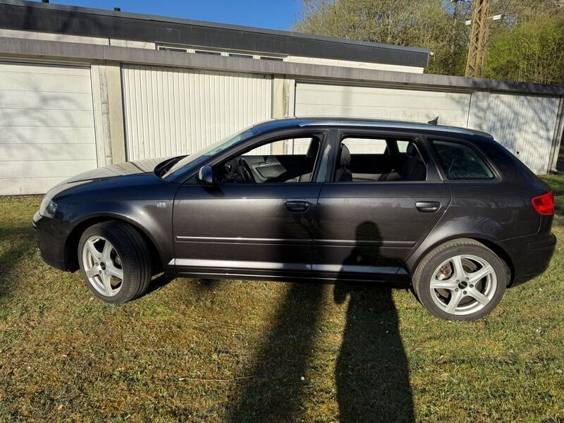 Grau Gebraucht 2006 Audi A3 Sportback Attraction Limousine | 2.790 € (Fairer Preis) - Bild 1/4