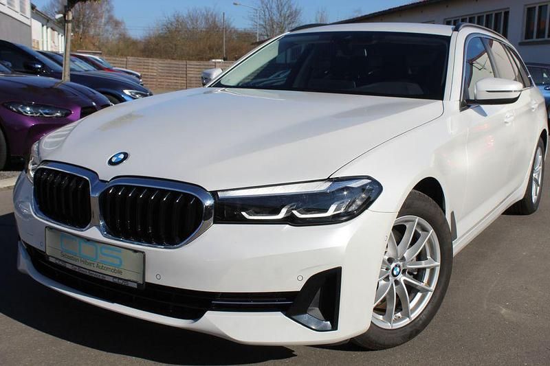 Weiß Gebraucht 2023 BMW 520 Sport Line Limousine | 31.980 € (Guter Preis) - Bild 1/4