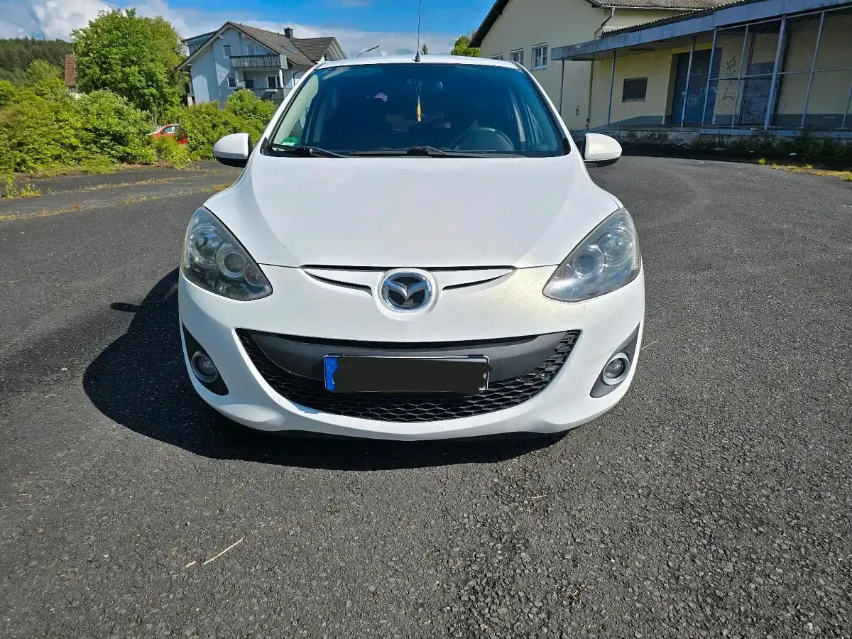 Gebraucht Mazda 2 Inclusive 95 PS (69 kW) 2012 Weiß Kleinwagen