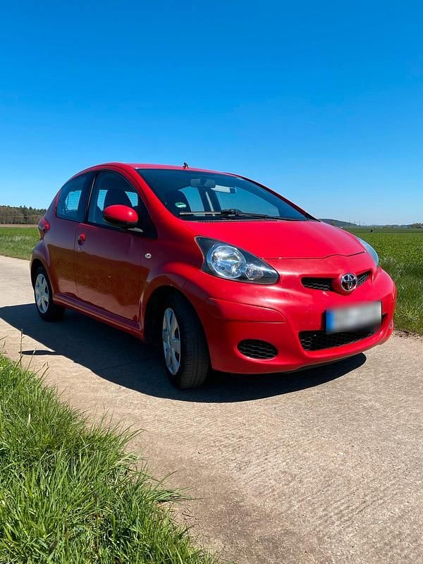Gebraucht Toyota Aygo 68 PS (50 kW) 2010 Rot Kleinwagen