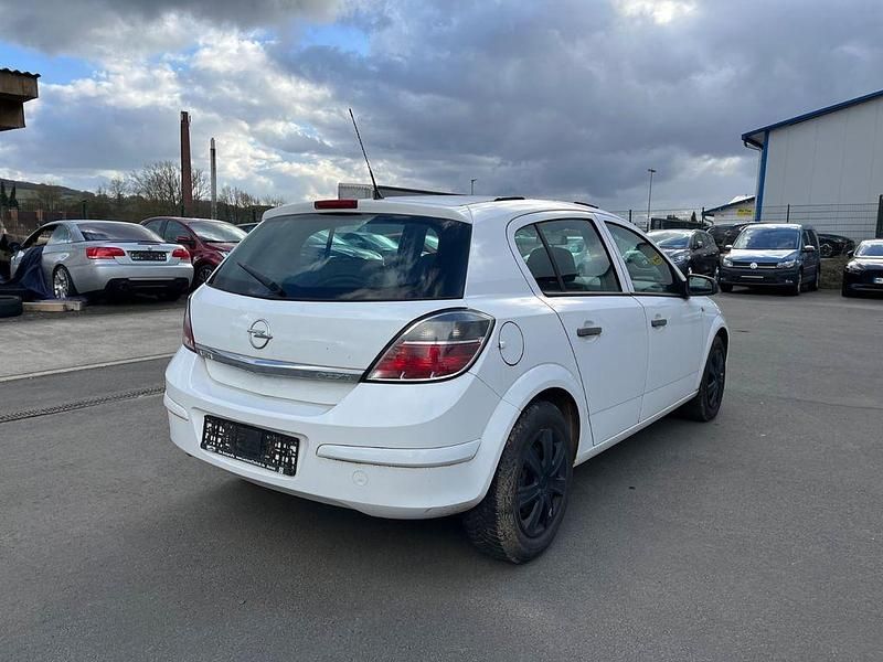 Gebraucht Opel Astra 110 PS (80 kW) 2009 Schneeweiss/olympic/summit whi Limousine