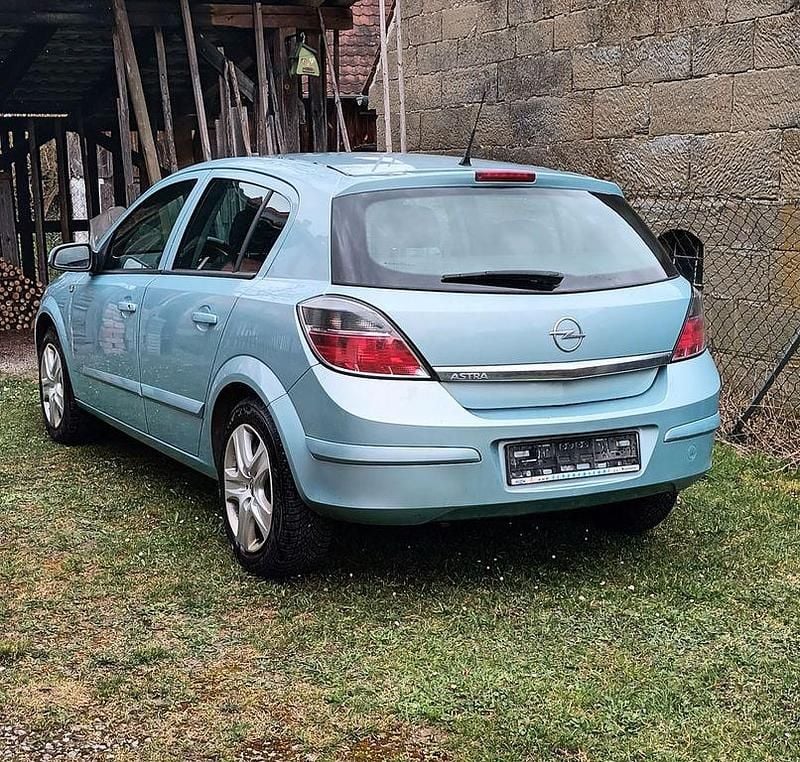 Second-hand Opel Astra 116 CP (85 kW) 2009 Albastru Berlinǎ