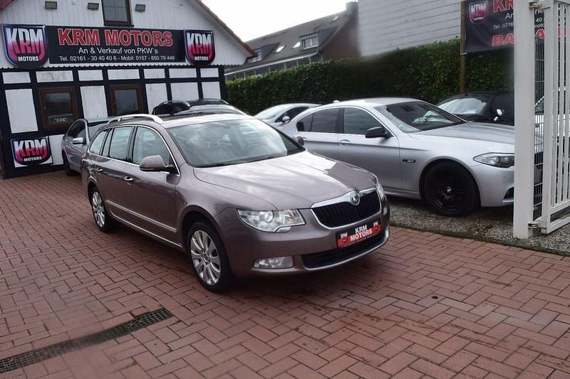 Gebraucht Skoda Superb 160 PS (117 kW) 2012 Grau Kombi