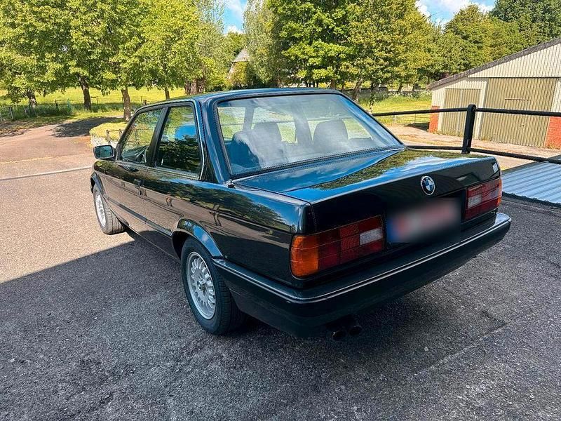 Używany BMW 320 129 KM (94 kW) 1987 Czarny Sedan/Limuzyna