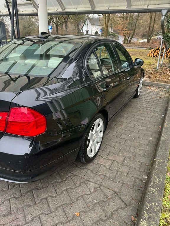 Gebraucht BMW 320 170 PS (125 kW) 2010 Schwarz Limousine