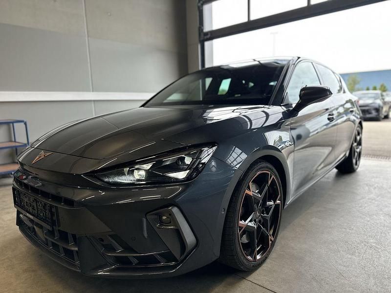 Grau Gebraucht 2025 Cupra Leon VZ Limousine | 36.900 € (Superpreis) - Bild 1/4