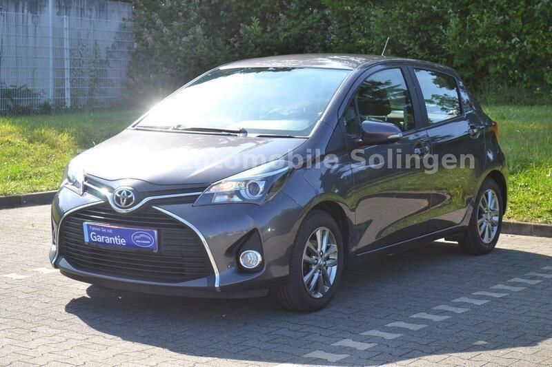 Grau Gebraucht 2015 Toyota Yaris Comfort Kleinwagen | 6.999 € (Fairer Preis) - Bild 1/4