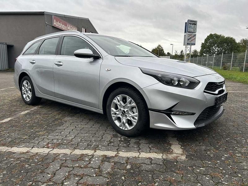 Neu Kia Ceed Comfort 101 PS (74 kW) 2025 Silber Kleinwagen