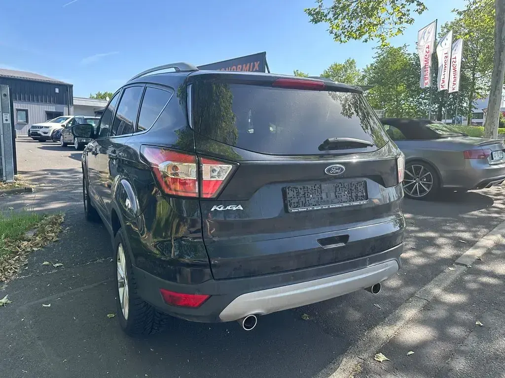 Usado Ford Kuga Titanium 179 HP (131 kW) 2018 Preto SUV