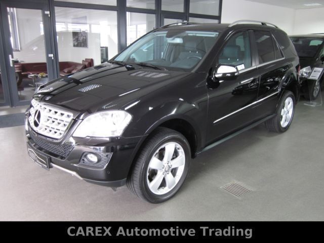 Schwarz metallic Gebraucht 2009 Mercedes ML280 Sport SUV | 24.990 € - Bild 1/4