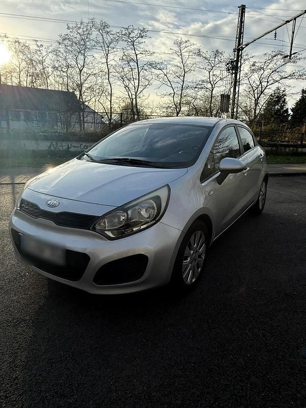 Silber Gebraucht 2012 Kia Rio Kleinwagen | 3.000 € (Fairer Preis) - Bild 1/4