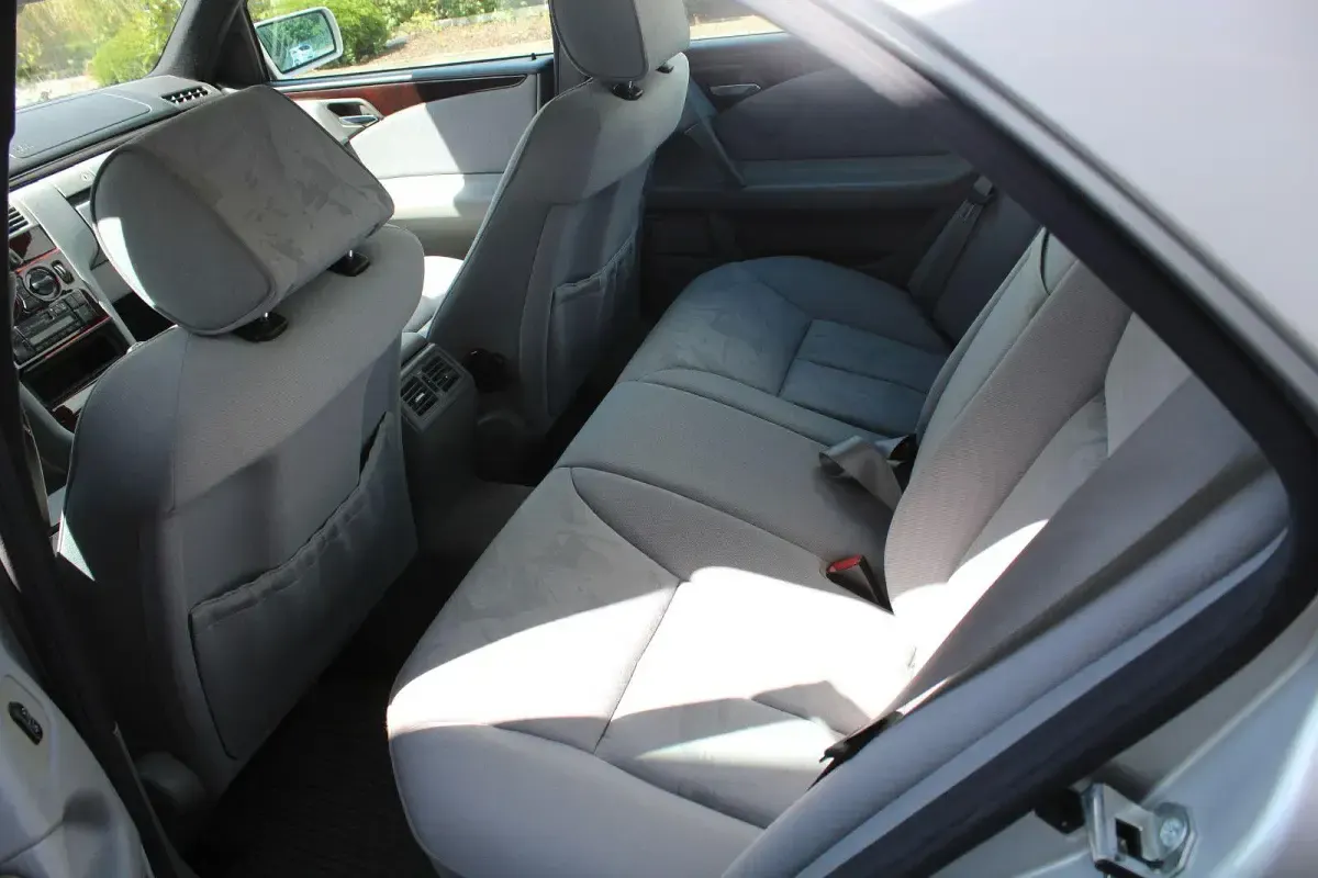 Gebraucht Mercedes E220 Elegance 95 PS (69 kW) 1996 Silber Limousine