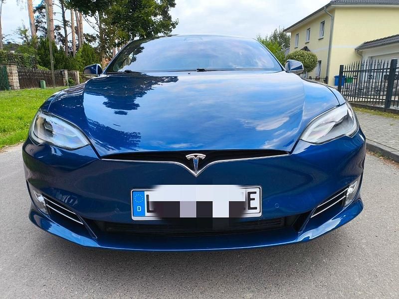 Blau Gebraucht 2018 Tesla Model S Kleinwagen | 21.999 € (Superpreis) - Bild 1/4