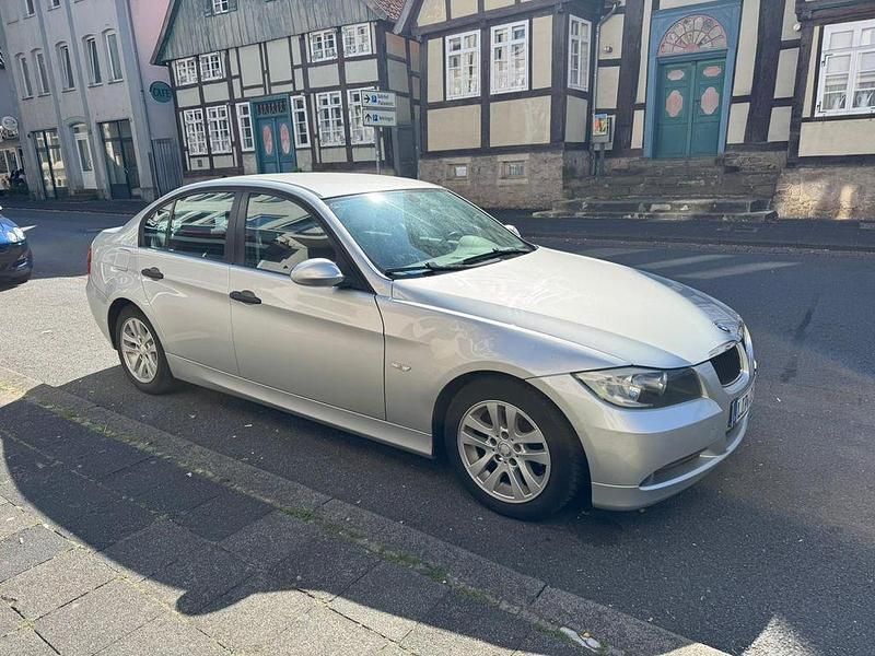 Silber Gebraucht 2006 BMW 320 Limousine | 2.300 € (Superpreis) - Bild 1/4