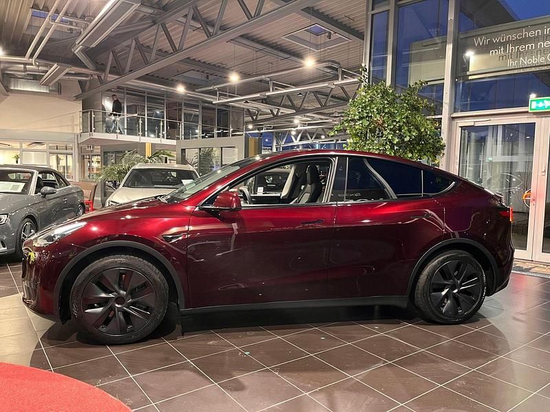 Gebraucht Tesla Model Y Standard Range 219 kW (299 PS) 2024 Midnight cherry red (metallic) SUV