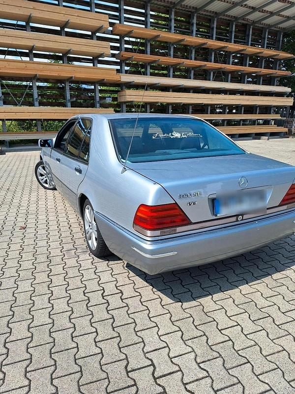Silber Gebraucht 1991 Mercedes E300 Limousine | 15.000 € - Bild 1/4