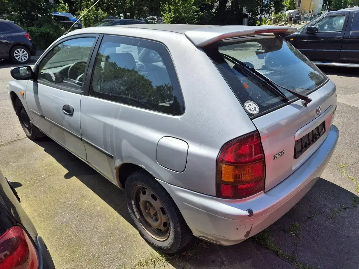 Gebraucht Mazda 323 88 PS (64 kW) 1999 Silber Kleinwagen