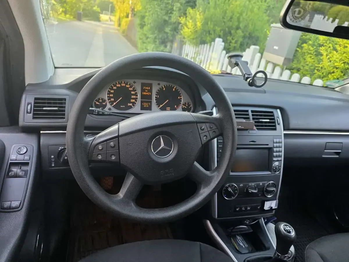 Gebraucht Mercedes B180 109 PS (80 kW) 2010 Grau Van / Kleinbus