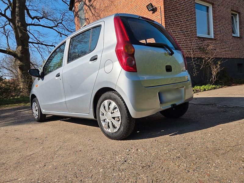 Gebraucht Daihatsu Cuore 69 PS (50 kW) 2009 Silber Kleinwagen