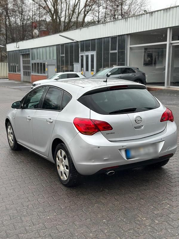 Gebraucht Opel Astra 165 PS (121 kW) 2011 Limousine