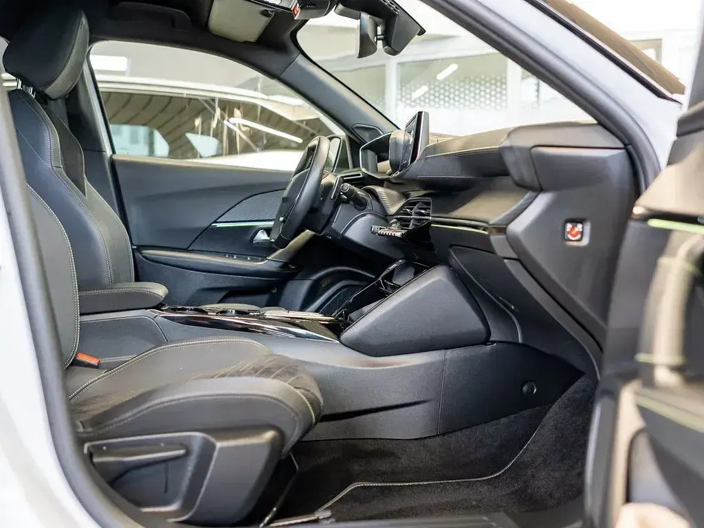 Gebraucht Peugeot 2008 GT 131 PS (96 kW) 2024 Weiss / okenit weiss SUV