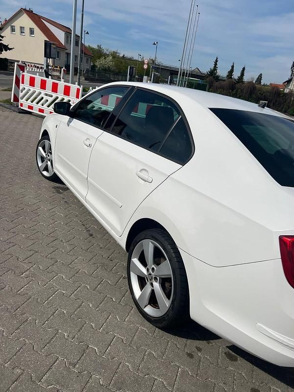 Weiß Gebraucht 2012 Skoda Rapid Limousine | 5.500 € (Fairer Preis) - Bild 1/4