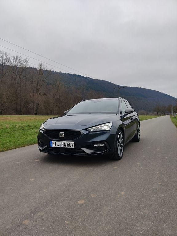 Grau Gebraucht 2020 Seat Leon FR Limousine | 21.800 € (Teuer) - Bild 1/4