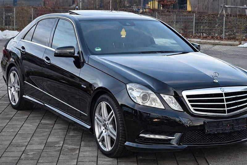 Schwarz Gebraucht 2012 Mercedes E300 Avantgarde Limousine | 11.390 € (Fairer Preis) - Bild 1/4