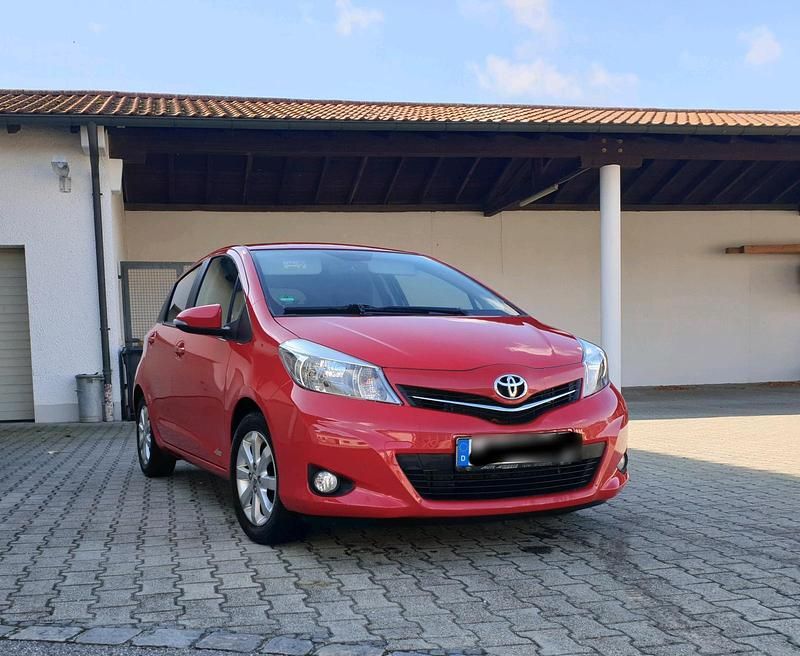 Rot Gebraucht 2013 Toyota Yaris Edition Kleinwagen | 5.500 € (Guter Preis) - Bild 1/4