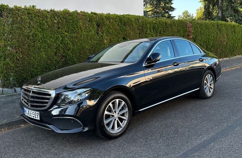 Schwarz Gebraucht 2016 Mercedes E200 Avantgarde Limousine | 21.600 € (Teuer) - Bild 1/4