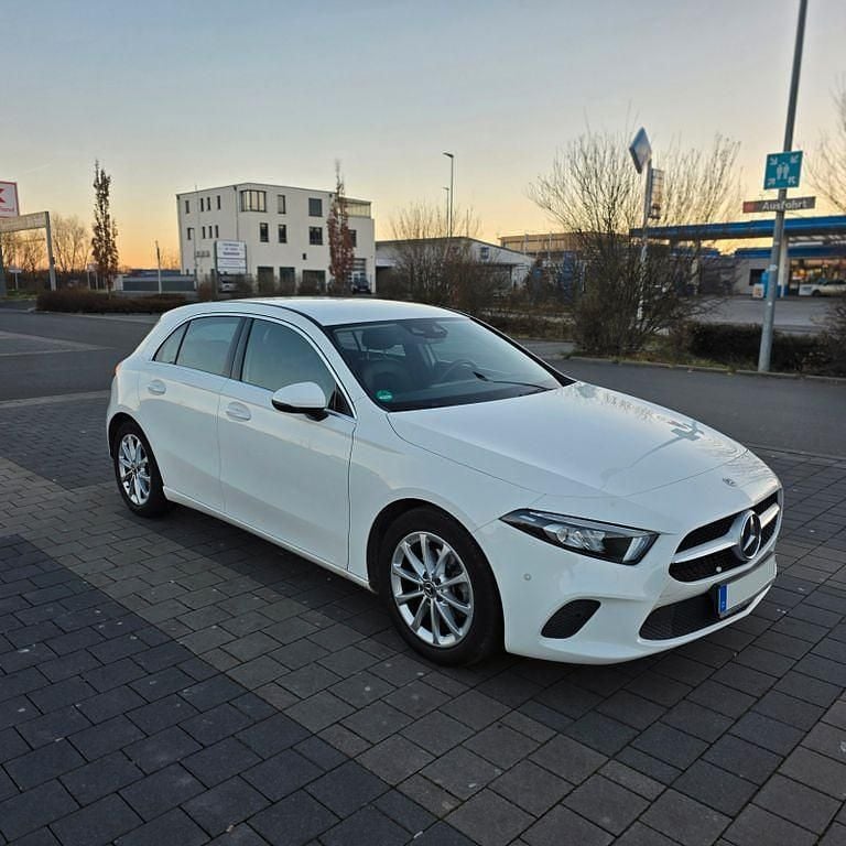 Weiß Gebraucht 2020 Mercedes A180 Progressive Limousine | 18.700 € (Guter Preis) - Bild 1/4