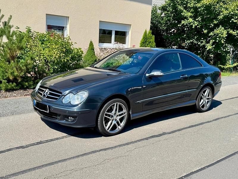 Grau Gebraucht 2009 Mercedes CLK320 AMG line Coupé | 6.700 € (Superpreis) - Bild 1/4
