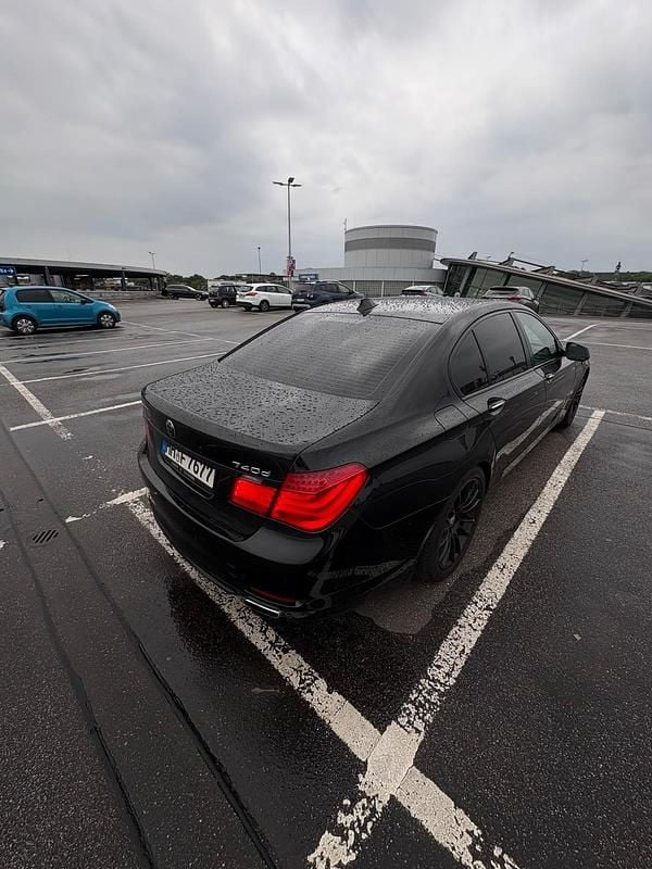 Gebraucht BMW 740 306 PS (225 kW) 2010 Schwarz Limousine