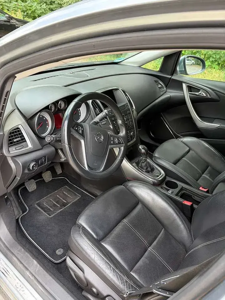 Gebraucht Opel Astra Edition 140 PS (102 kW) 2011 Grau Kombi