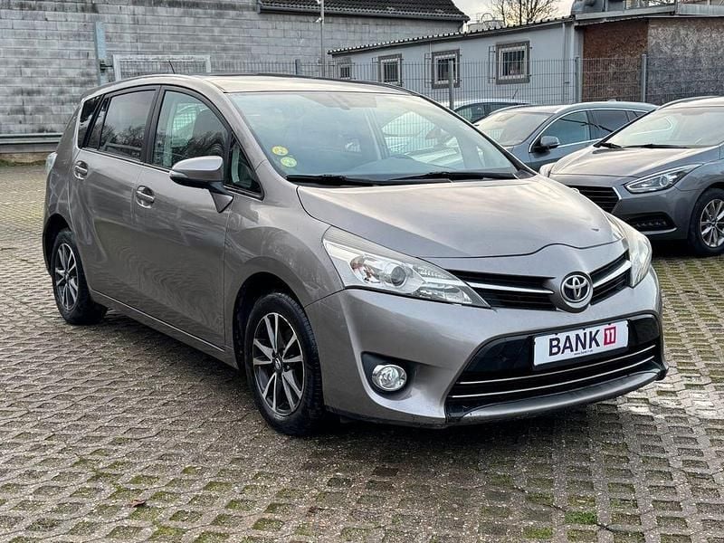 Gebraucht Toyota Verso Basis 111 PS (81 kW) 2015 Avantgarde bronze me Van / Kleinbus
